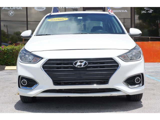 2019 Hyundai Accent SE 6A Sedan - H088083 - Image 2