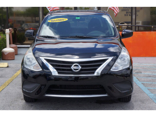 2018 Nissan Versa SV Sedan - H823560 - Image 2