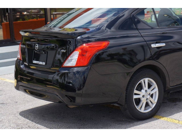 2018 Nissan Versa SV Sedan - H823560 - Image 10