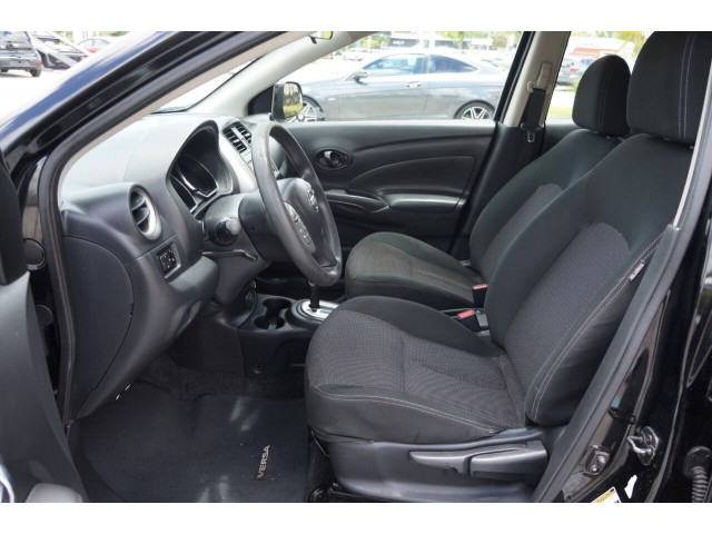 2018 Nissan Versa SV Sedan - H823560 - Image 18