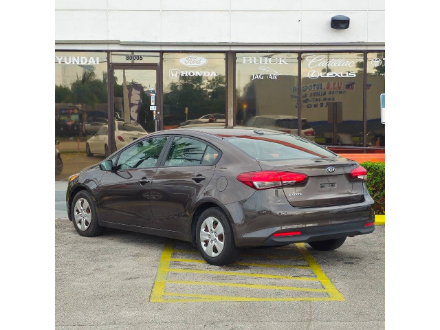 2017 Kia Forte LX 6A Sedan - 063470 - Image 5