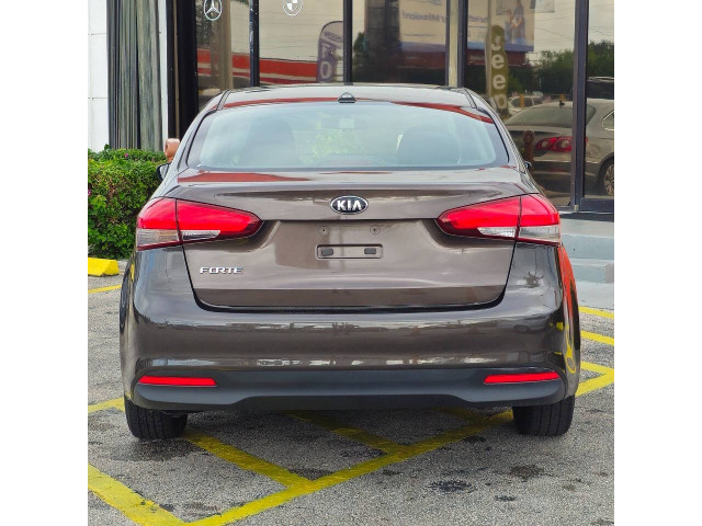 2017 Kia Forte LX 6A Sedan - 063470 - Image 6