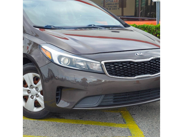 2017 Kia Forte LX 6A Sedan - 063470 - Image 9